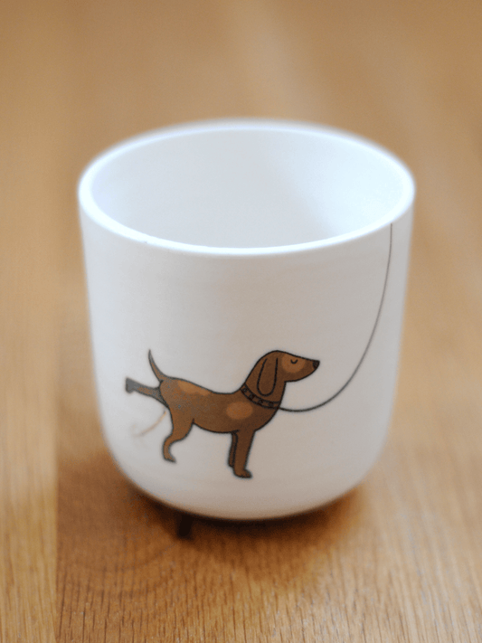 ספל של כלב עושה פיפי