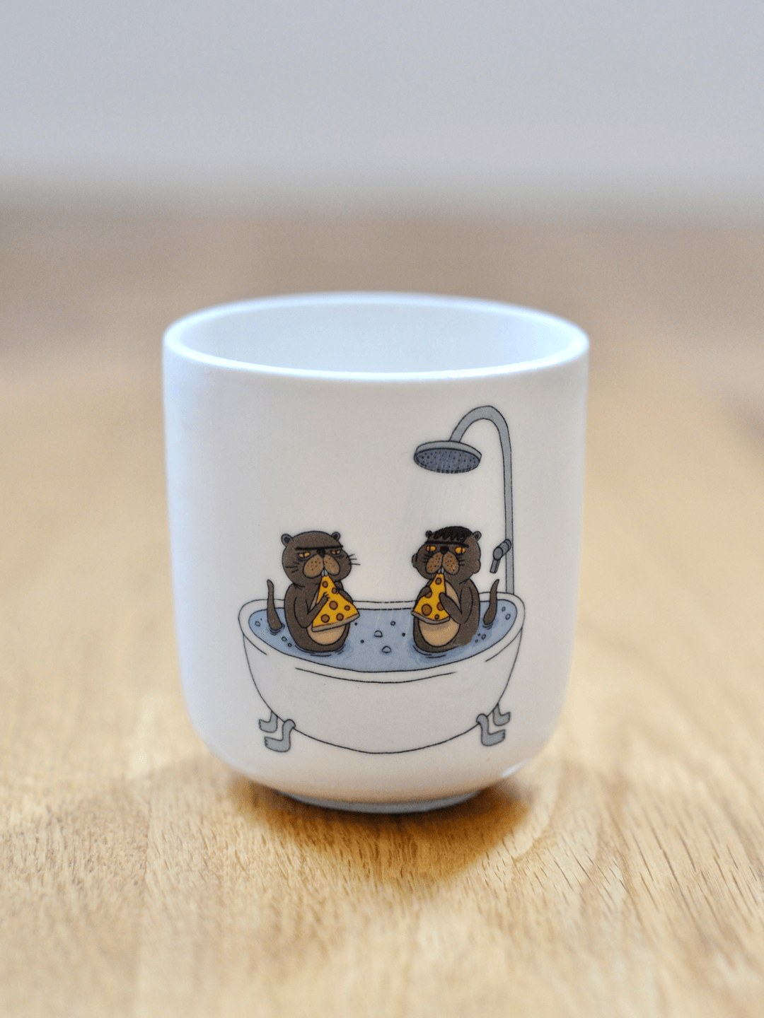 ספל - לוטרות אוכלות פיצה באמבטיה