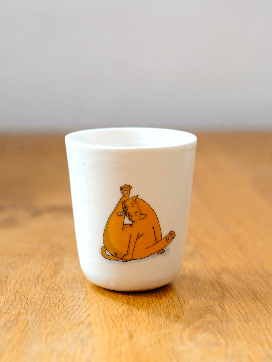 חתול מתלקק כוס גבוהה