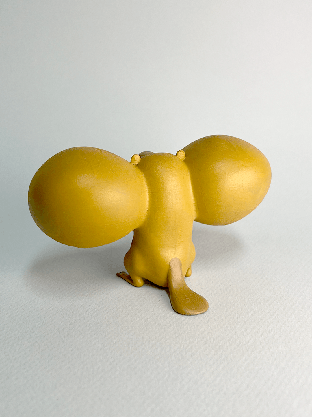 בובת אספנות סנאי עם בוטן מאחור