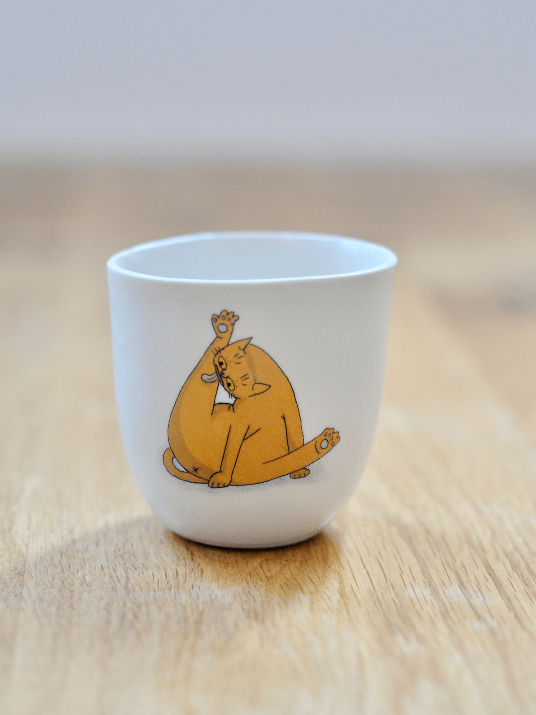 חתול מתלקק כוס נמוכה