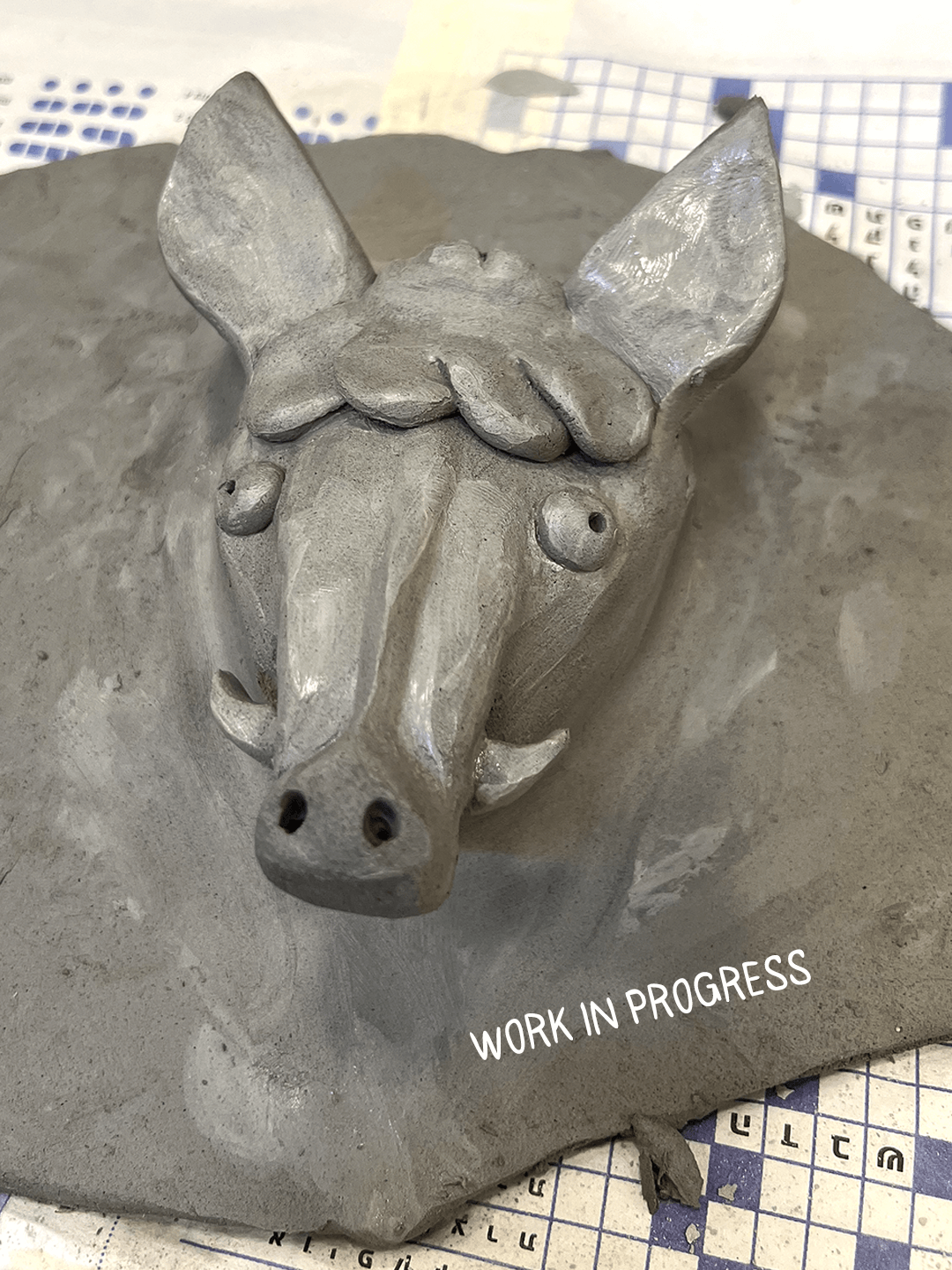 חזיר הבר - תבליט קרמיקה