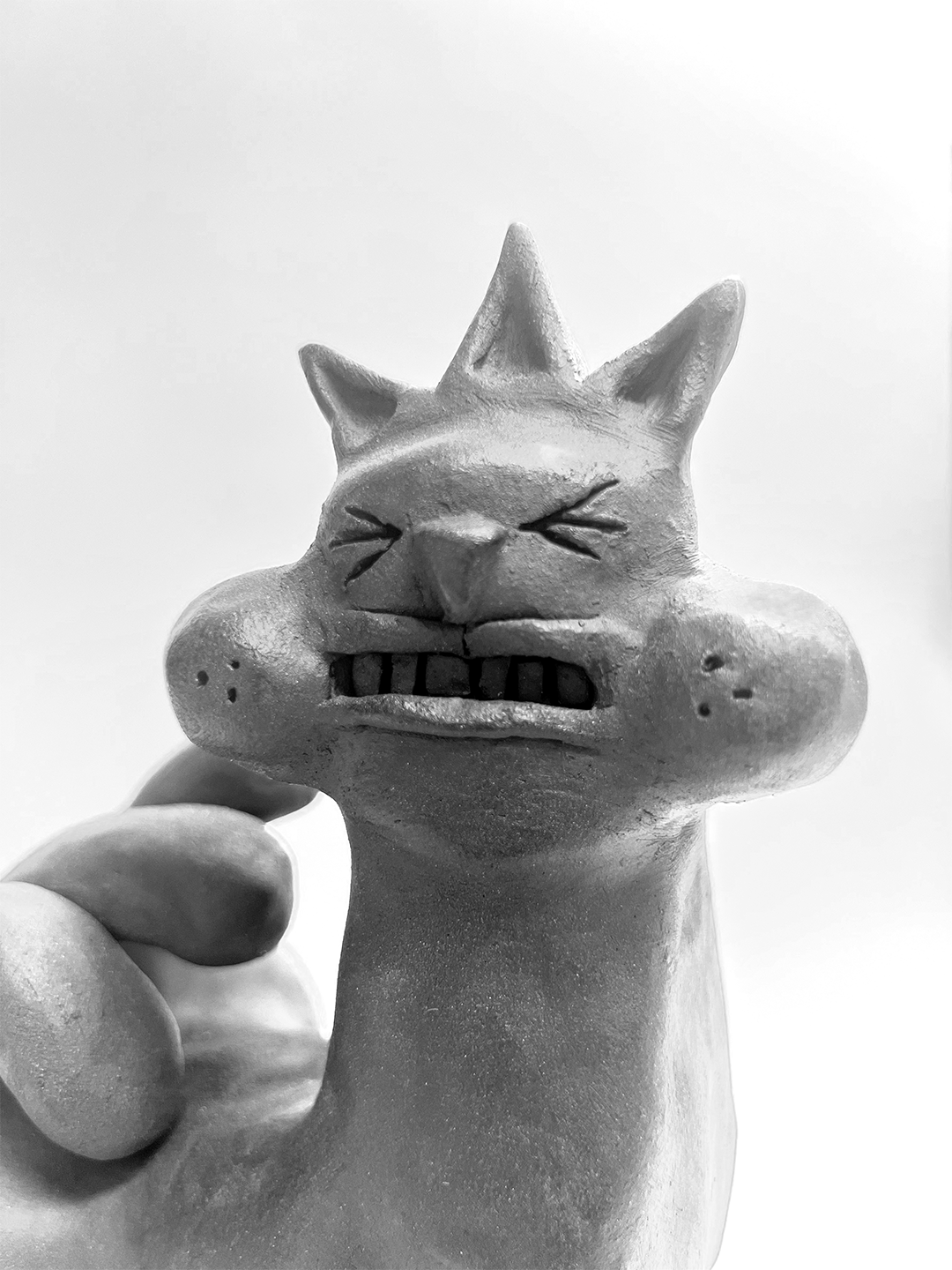 פאזי - חתול שחור תלת-פאזי