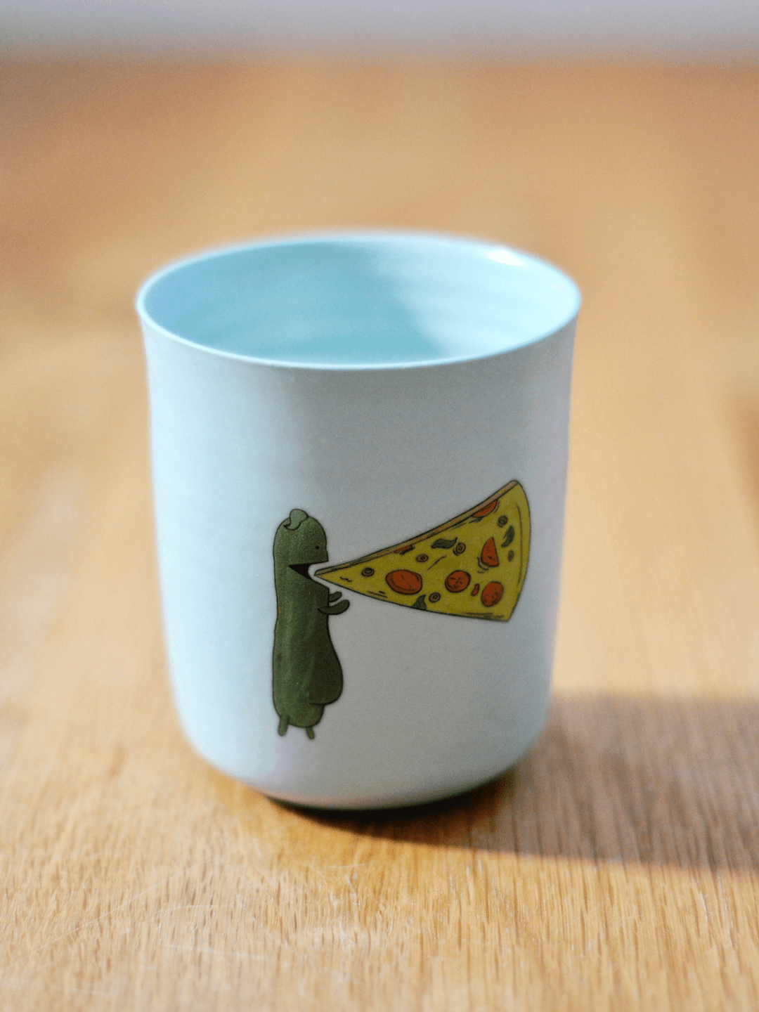 ספל - רבטוס וקאמבר אוכלים משולשי פיצה