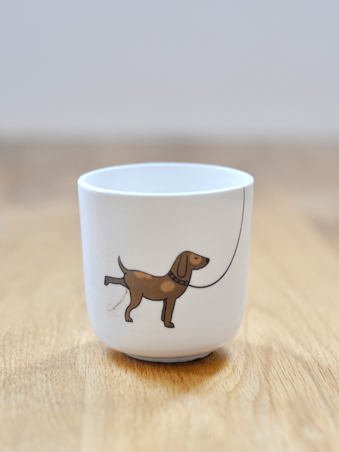 ספל של כלב עושה פיפי