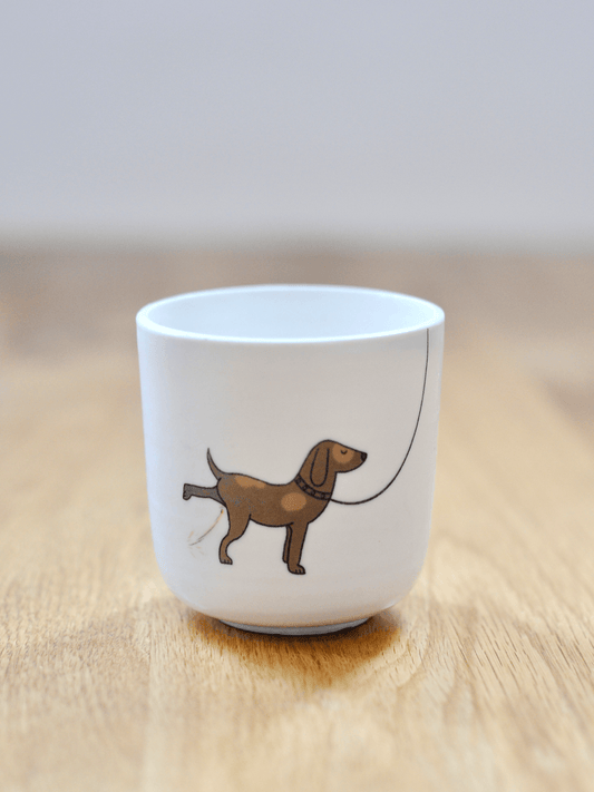 ספל של כלב עושה פיפי