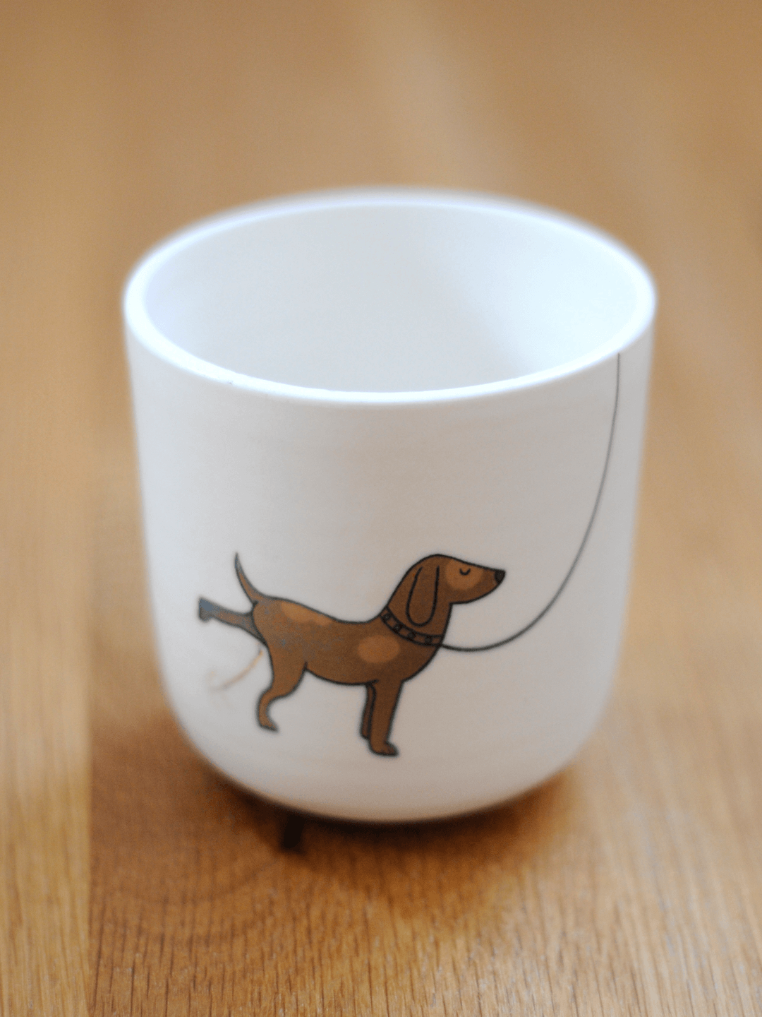 ספל של כלב עושה פיפי