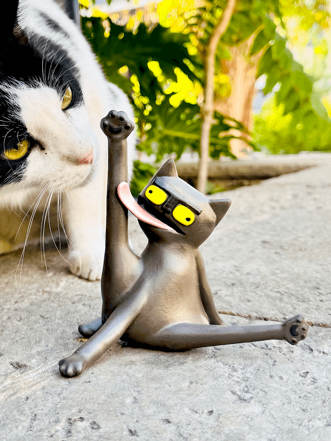 ליקט החתול - דמות חתול בתלת מימד עם חתול לידו