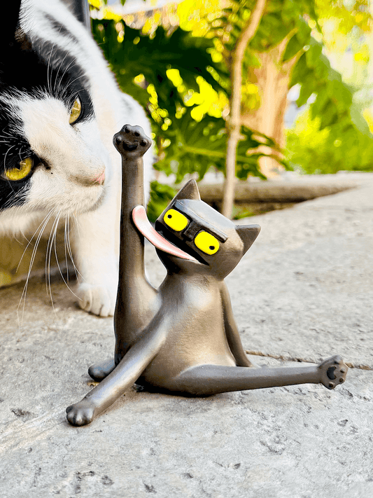 ליקט החתול - דמות חתול בתלת מימד עם חתול לידו