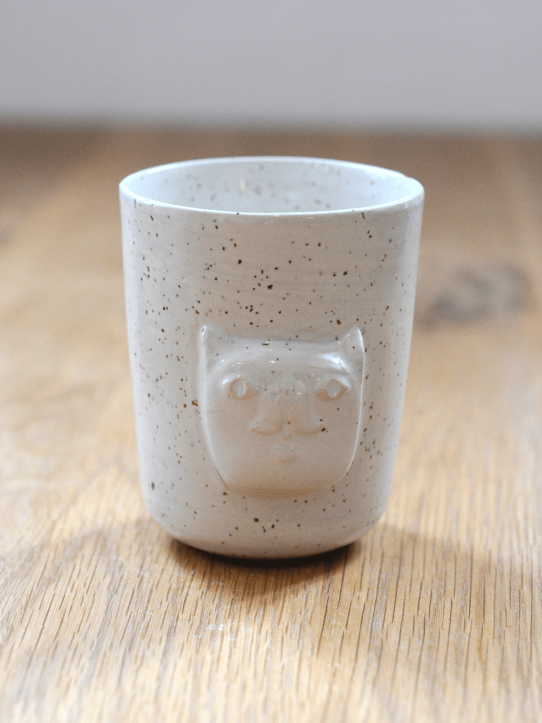 ספל חימר מנוקד עם תבליט חתול