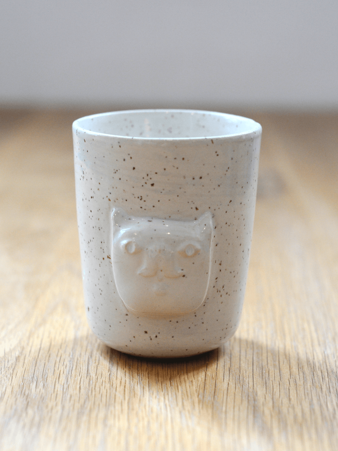 ספל חימר מנוקד עם תבליט חתול