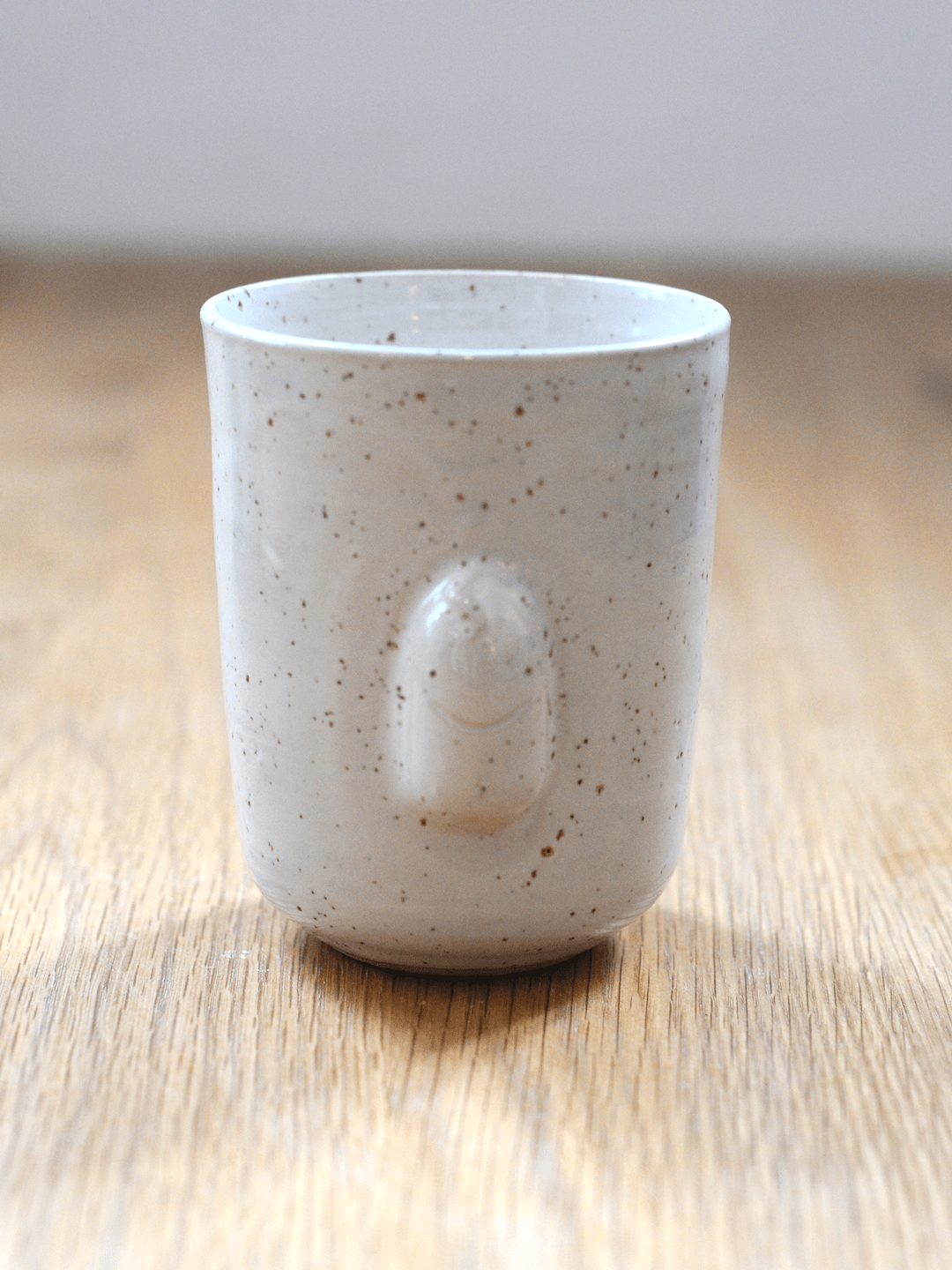 ספל חימר מנוקד עם תבליט קאמבר