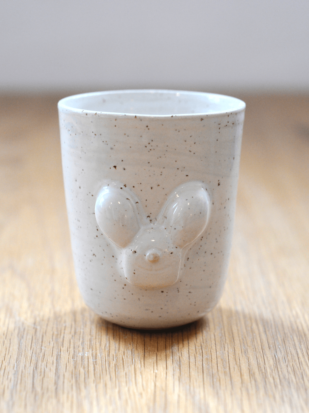 ספל חימר מנוקד עם דמות תבליט רבטוס