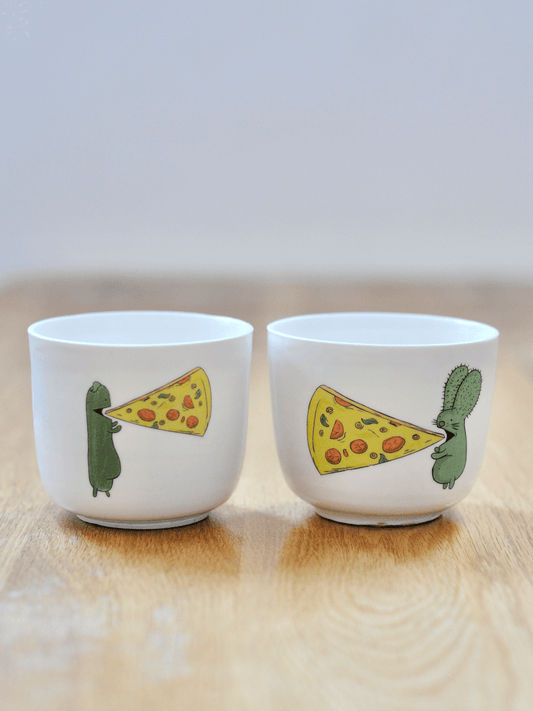 ספל - רבטוס וקאמבר אוכלים משולשי פיצה