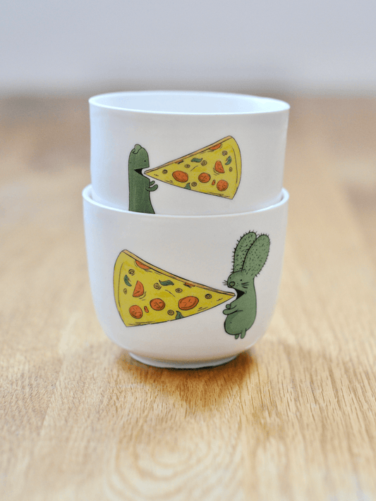 ספל - רבטוס וקאמבר אוכלים משולשי פיצה