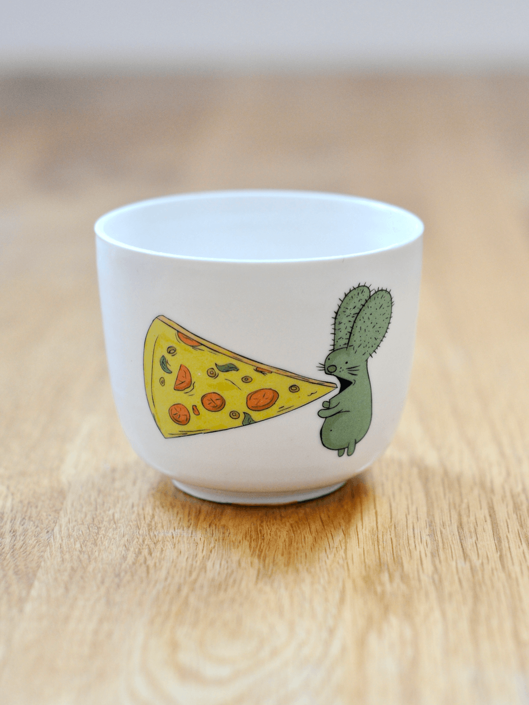 ספל - רבטוס וקאמבר אוכלים משולשי פיצה