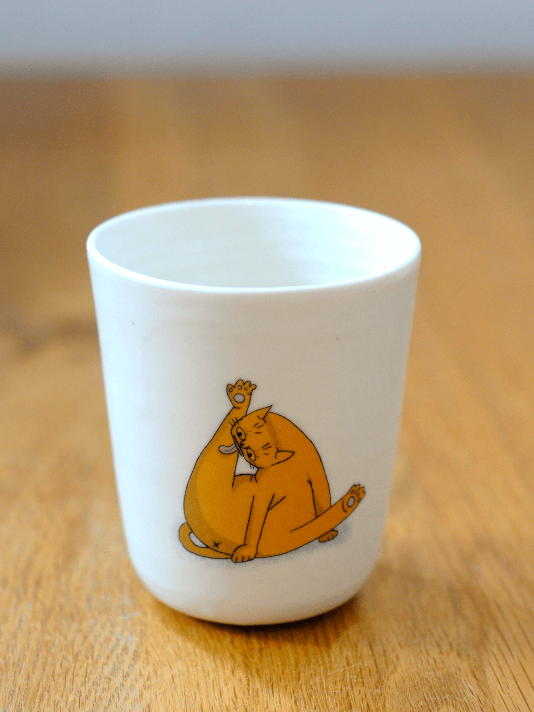 חתול מתלקק כוס גבוהה