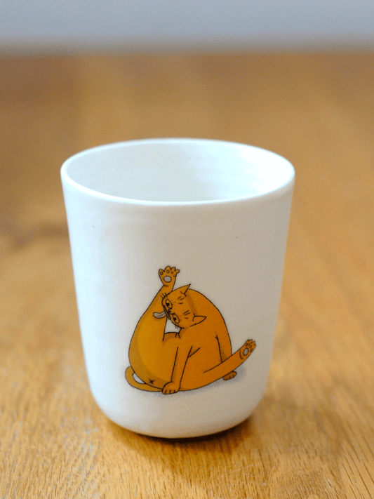 חתול מתלקק כוס גבוהה