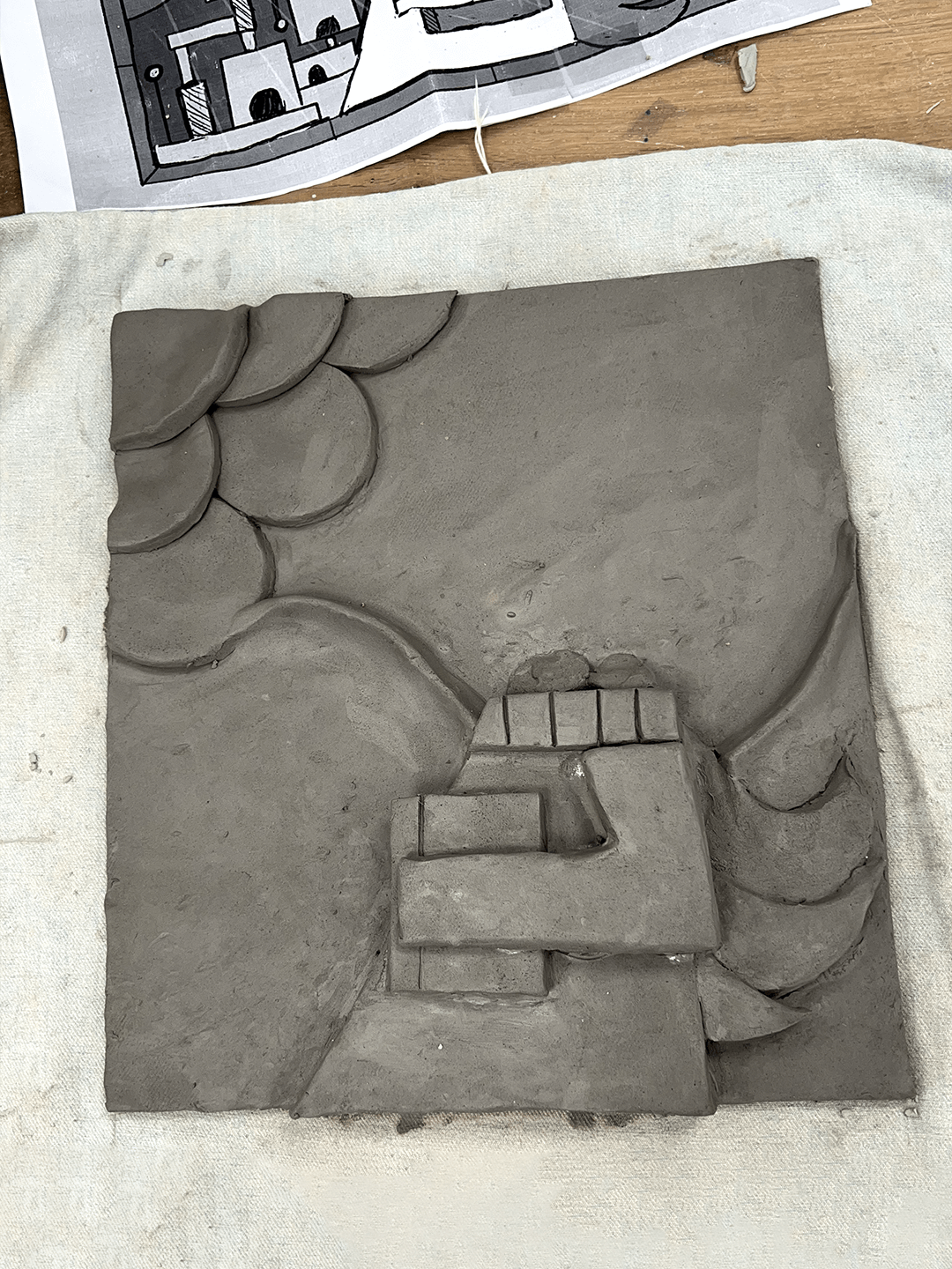 תבליט חתול סובייטי מקרמיקה בשלבי הכנה