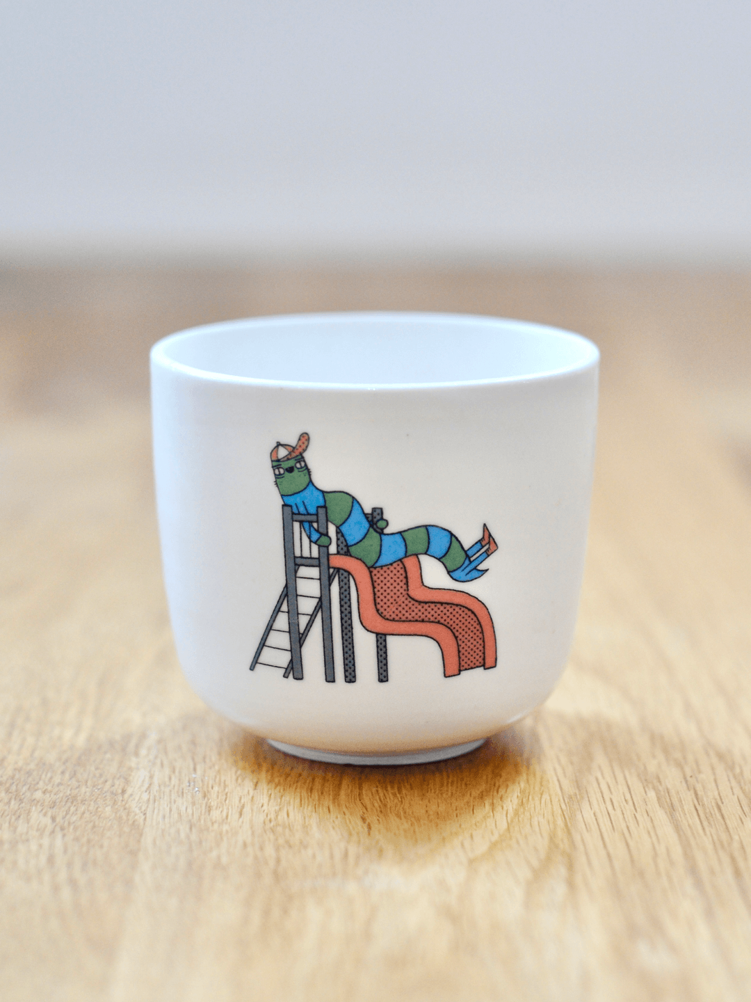 ספל של תולעת הפארק מתגלשת