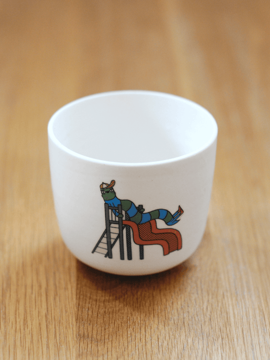 ספל של תולעת הפארק מתגלשת